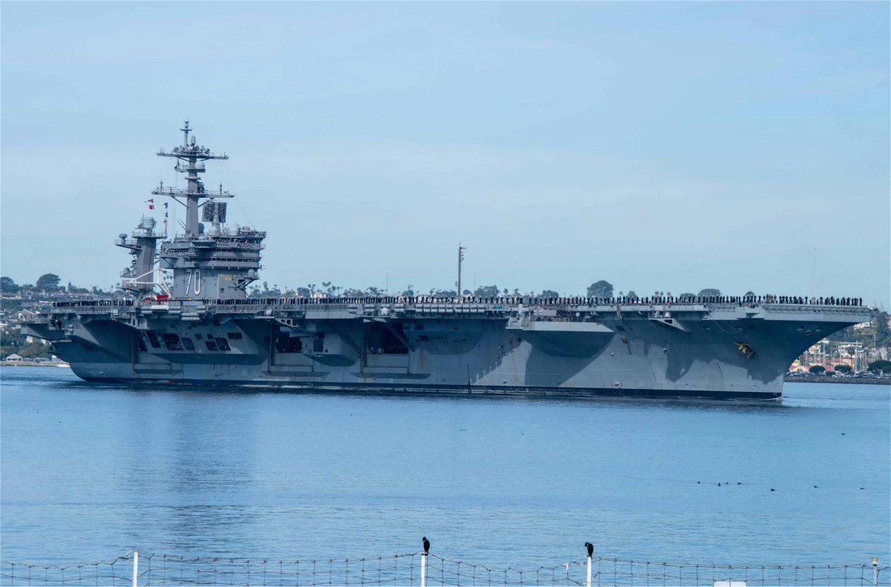 A Vörös-tengeren március vége óta járőrözik az amerikai haditengerészet CSG-1 jelű repülőgép-hordozó harccsoportja, amelyet USS Carl Vinson (CVN-70) anyahajó vezet. Kép: U.S. DoD