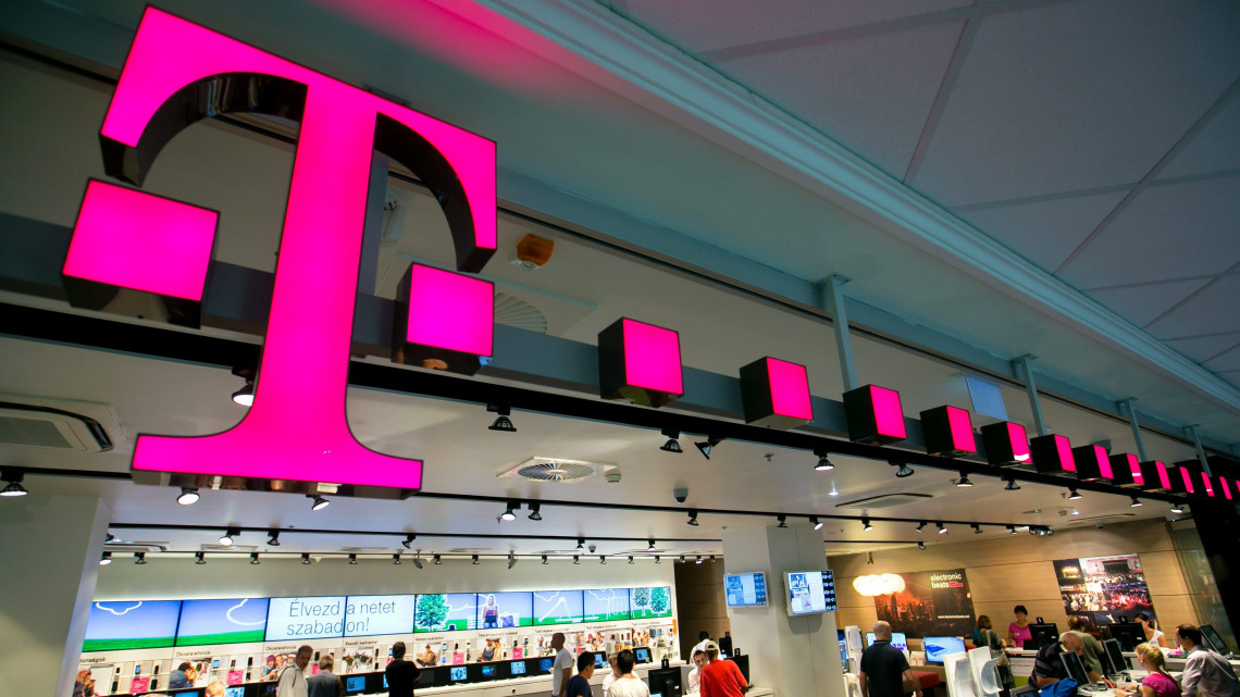 Érdeklődők a Magyar Telekom T-Pont üzletében, a budapesti Mammut bevásárlóközpontban.
