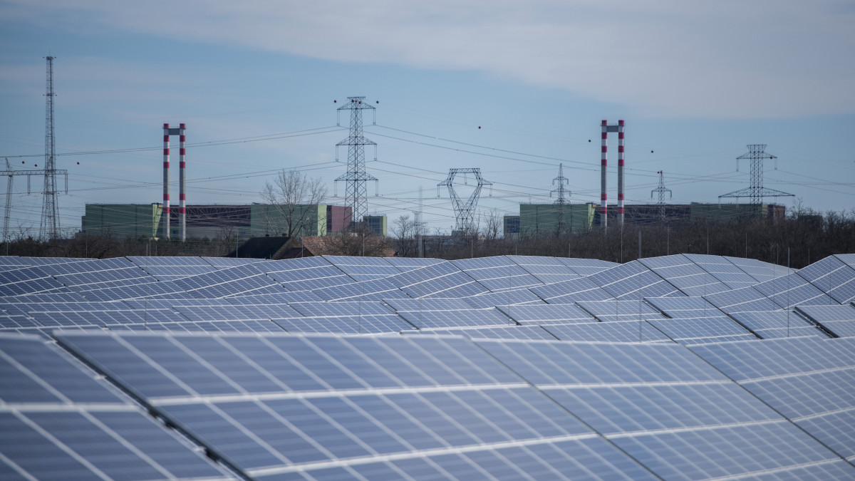 Felmérés: a magyarok hajlandóak többet fizetni a megújuló energiáért, de van egy határ