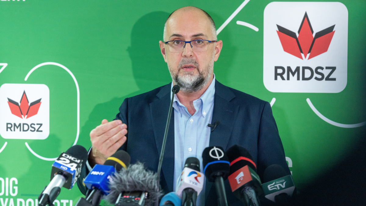 Kolozsvár, 2020. december 6. Kelemen Hunor, az RMDSZ elnöke sajtótájékoztatót tart az urnazárások után a kolozsvári Iskola Alapítvány székhelyén a romániai parlamenti választások napján, 2020. december 6-án. Kelemen Hunor szerint biztosítva lesz a magyar képviselet a román parlamentben a következő négy évben. Az RMDSZ elnöke az urnazárás után közzétett exit poll felmérések eredményei alapján értékelte a választásokat.