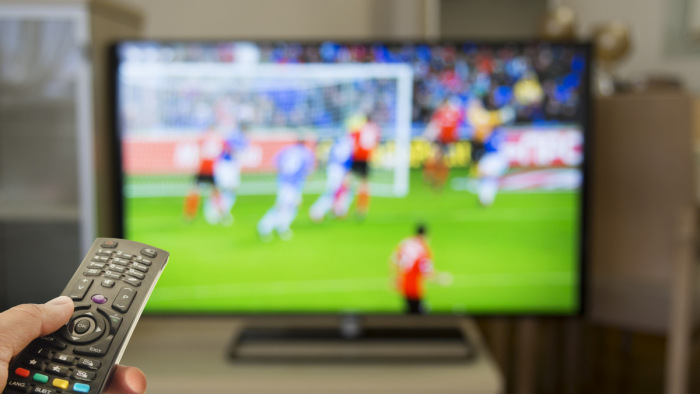 Európában egyre kevesebbet, idehaza még mindig nagyon sokat tévéznek az emberek