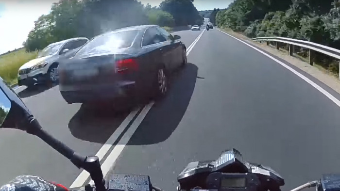 Autósok rémálma, többször is egymás után - megdöbbentő magyar videó