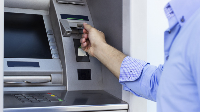 Figyelmeztet a rendőrség: ne hagyjuk csak úgy ott a bankautomatát!