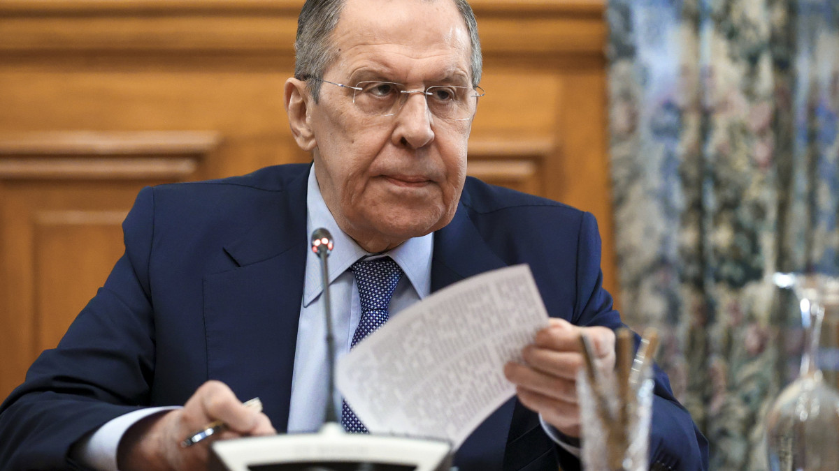 Az orosz külügyminisztérium sajtószolgálata által közreadott képen Szergej Lavrov orosz külügyminiszter Vlagyiszláv Dejnegóval, az önhatalmúlag kikiáltott Luhanszki Népköztársaság külügyeinek és Szerhij Pereszadával, a Donyecki Népköztársaság külügyeinek irányítójával tanácskozik Moszkvában 2022. február 25-én.