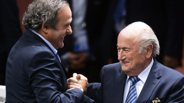 Mintha a VAR-szobában született volna: Újabb bírói döntés Blatter és Platini korrupciós ügyében