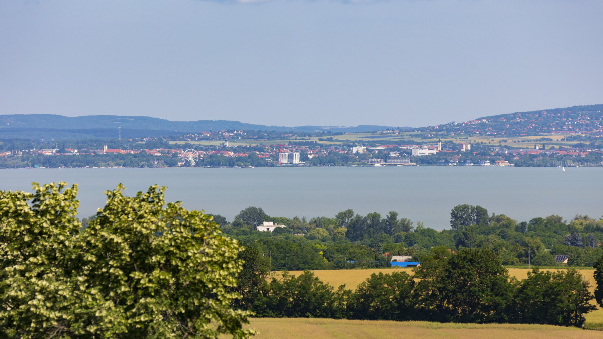 A Badacsony (b) a Somoshegyi kilátóból fotózva a balatonberényi építmény avatásának napján, 2022. június 14-én.