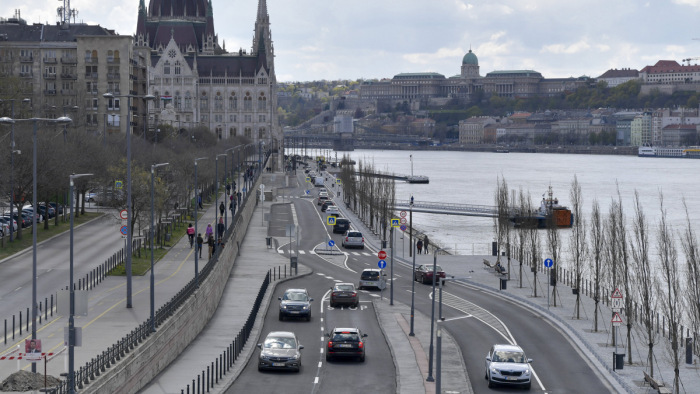 Többhetes vakációra készül a pesti alsó rakpart egy része