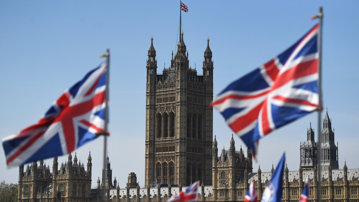 A brit parlament londoni épülete 2022. április 21-én. Nagy-Britanniában parlamenti vizsgálat indul annak megállapítására, hogy Boris Johnson brit miniszterelnök félrevezette-e a képviselőket a koronavírus-járvány megfékezésére elrendelt zárlatok idején tartott, a rendőrség által törvénysértőnek minősített Downing Street-i partik ügyében.
