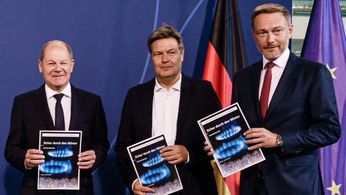 Kormányzati káosz: párhuzamosan mentené meg a gazdaságot a német kancellár és a pénzügyminiszter