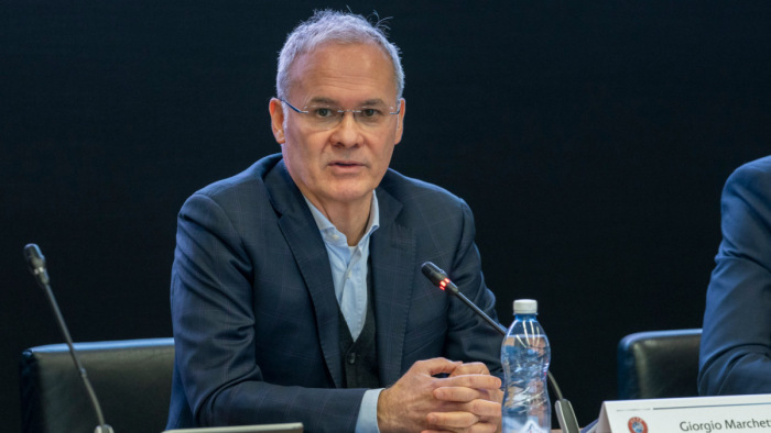 Felforgatja az UEFA a focikupákat: nyáron is lehet sok pénzt keresni