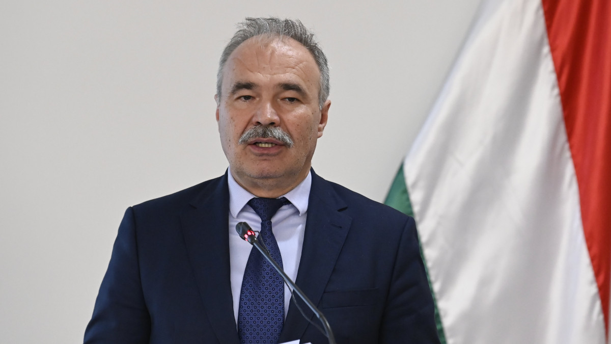 Nagy István agrárminiszter beszél a magyar ebfajták génmegőrzését szolgáló kutatás genetikai eredményeiről szóló sajtótájékoztatón az Agrárminisztériumban 2023. április 3-án.