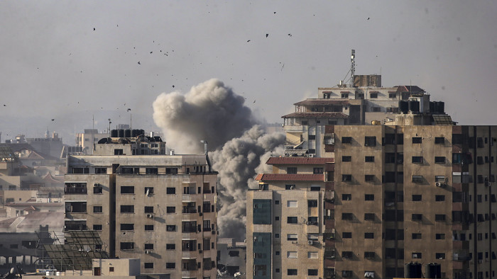 Az izraeli titkosszolgálattól hívom. Bombázni fogjuk a környéket, ahol él. Két órája van