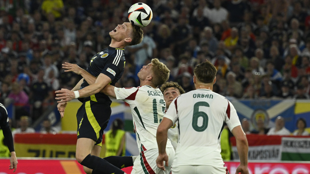 Schäfer András (j3), Callum Styles (j2), Willi Orbán (j) és a skót Scott McTominay (b) a labdarúgó Európa-bajnokság A csoportjának harmadik, utolsó fordulójában játszott Skócia - Magyarország mérkőzésen a stuttgarti MHP Arénában 2024. június 23-án.
