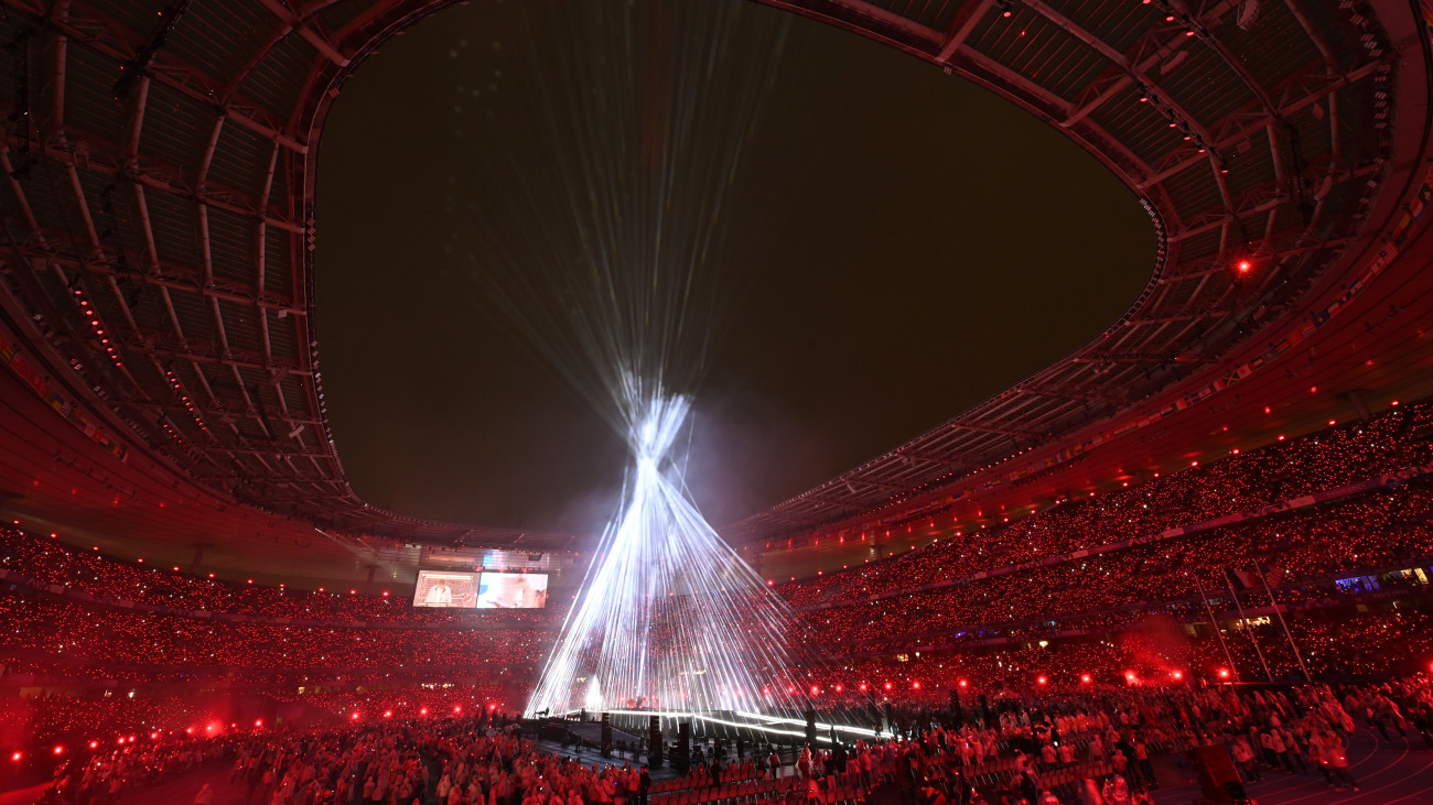 Lézershow a 2024-es párizsi nyári paralimpiai játékok záróünnepségén a Stade de France-ban 2024. szeptember 8-án.