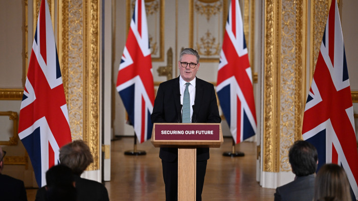Behódolás, visszasunnyogás – durva reakciók Keir Starmer brexitpuhító alkujára