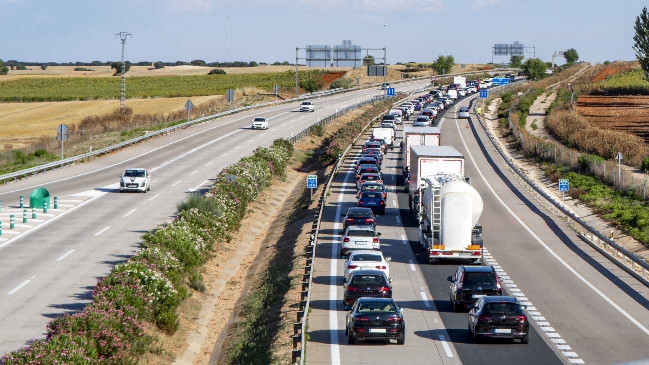 dugó torlódás autópálya // During the summer, transfers from the most populous cities to those on the coast often create traffic jams on motorways and freeways. The image is taken in Spain and you can see how the lane towards the coast is full of stopped cars while the return lane has little traffic.